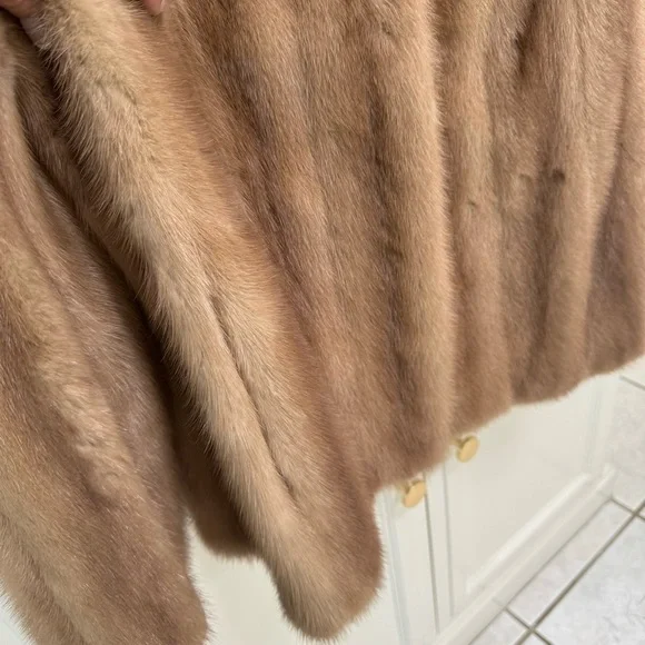 Mink Fur Coat, by Normart’s of Fresno, Calif - Picture 7 of 13